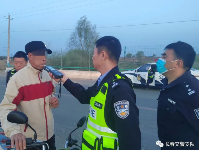 別拿摩托不當(dāng)“車” 無(wú)證酒駕“駛”不得 別拿摩托不當(dāng)“車” 無(wú)證酒駕“駛”不得