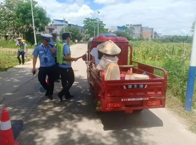 危險(xiǎn)!飲酒、無證還違法載人,道縣交警緊急叫停 危險(xiǎn)!飲酒、無證還違法載人,道縣交警緊急叫停